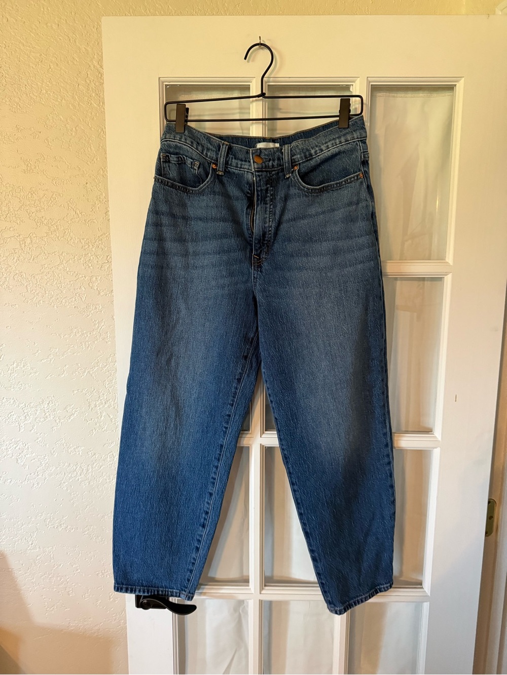 Evereve Barrel Jeans - Medium Blue Wash